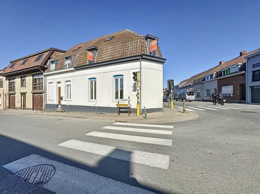 Entièrement rénovée en 2024, cette jolie maison mitoyenne vous séduira par son confort moderne, ses beaux volumes et son emplacement recherché à Lauwe