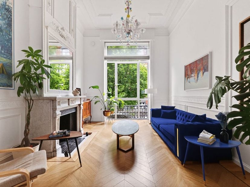 À découvrir avec Victoire - Junot .Idéalement situé sur une prestigieuse avenue donnant sur le square Ambiorix, cet appartement d&#039;exception meublé de