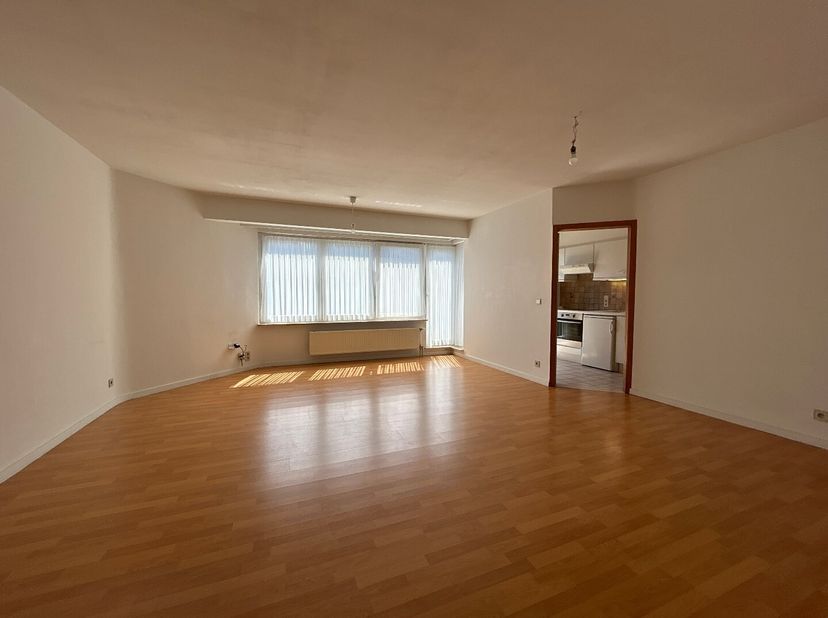 Appartement op de tweede verdieping met 1 slaapkamer, 1 kelder en 1 autostaanplaats,  gelegen in het centrum van Haacht. Lift aanwezig. EPC-score: 181