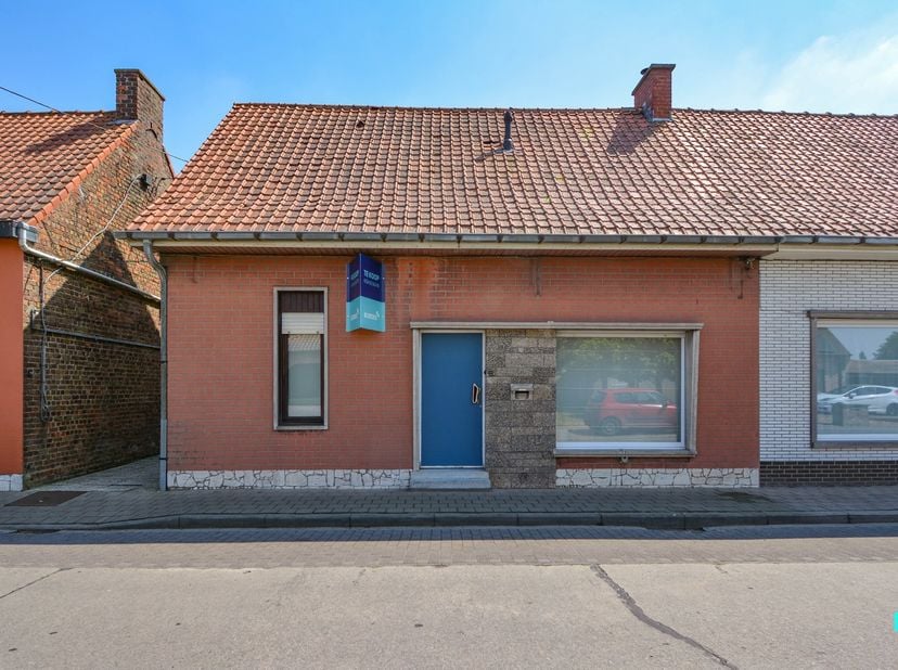 Deze licht te renoveren halfopen bebouwing met twee slaapkamers beschikt over een bewoonbare oppervlakte van 121 m² (volgens EPC-attest) en is gelegen
