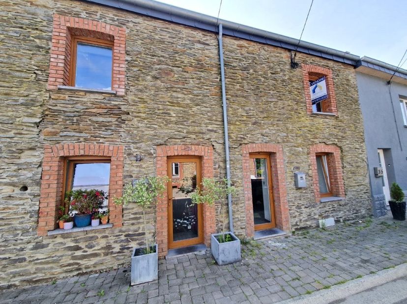 Semois streek !&lt;br /&gt;
&lt;br /&gt;
Charmante natuurstenen rijwoning (+/- 120m² woonoppervlakte) op 65ca.&lt;br /&gt;
&lt;br /&gt;
Indeling van dit huis (2 slaapkamers/1