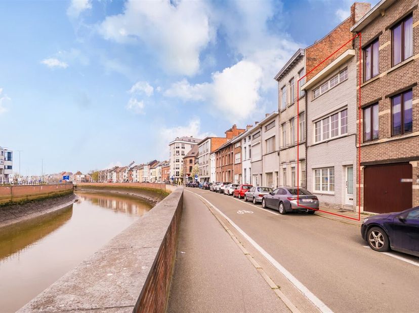 Maison de ville de caractère sur la Dyle avec 4 chambres, 2 salles de bain et 80m² de jardin !&lt;br /&gt;
Cette charmante maison de ville offre une combina