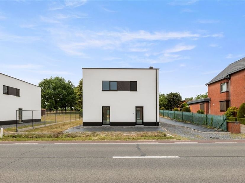 Ligging &lt;br /&gt;
In Alken, vinden we langs de Steenweg ter hoogte van nummer 378 deze knappe nieuwbouwwoning terug. We bevinden ons in een residentiële