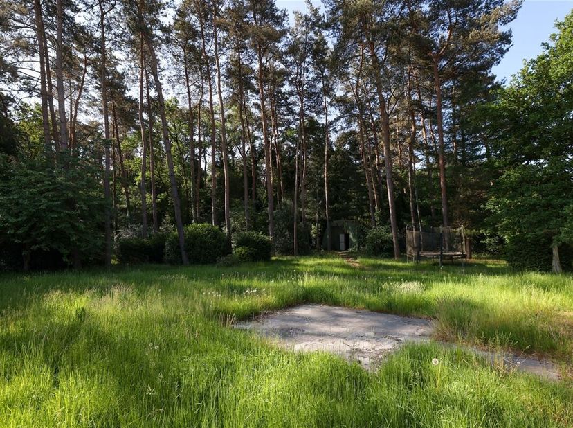 Gunstig gelegen projectgrond voor 4 halfopen bebouwingen - reeds goedgekeurde verkavelingsvergunning&lt;br /&gt;
Omgeving:&lt;br /&gt;
+ Zeer goede en centrale li