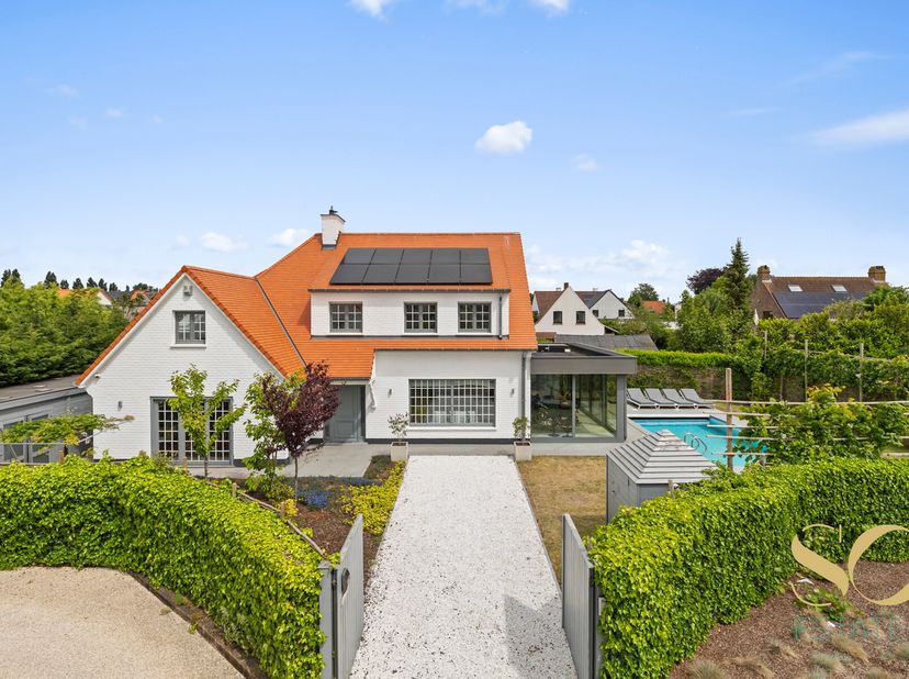 We stellen u graag deze uitzonderlijke woning voor, discreet gelegen aan de Natiënlaan 229 in Knokke. In tegenstelling tot de meeste panden langs deze