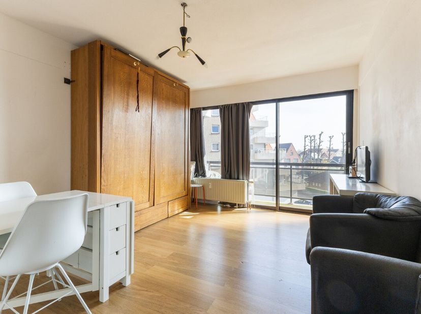 Au cur de Coxyde, nous proposons à la location un studio entièrement meublé. Ce studio chaleureux est idéal pour toute personne à la recherche d&#039;une s