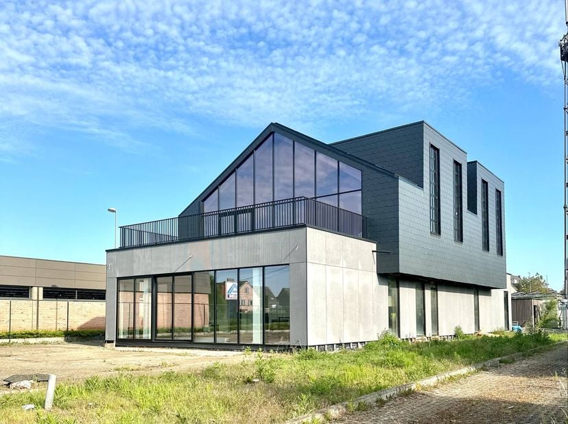 ** IN OPTIE **. &lt;br /&gt;
&lt;br /&gt;
Ben je een ondernemer op zoek naar een veelzijdige ruimte regio Groot Aalst? &lt;br /&gt;
Dit pand biedt een unieke kans om je