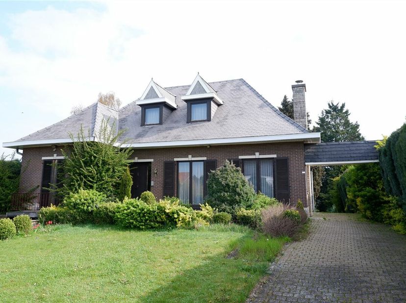 Deze ruime, verzorgde villa met tuin op een perceel van 15a01ca is gelegen aan de Luikersteenweg 510 te Sint-Truiden (Gelinden). Deze gunstige ligging
