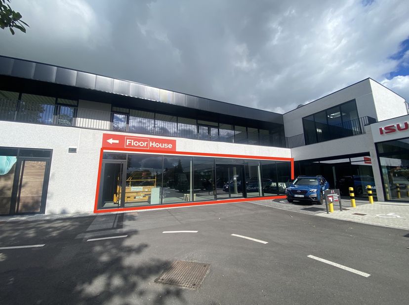 Commercieel gelijkvloers +/-768 m2 in een moderne nieuwbouw aan de Antwerpsesteenweg (N70).&lt;br /&gt;
De Antwerpsesteenweg is een commerciële locatie met