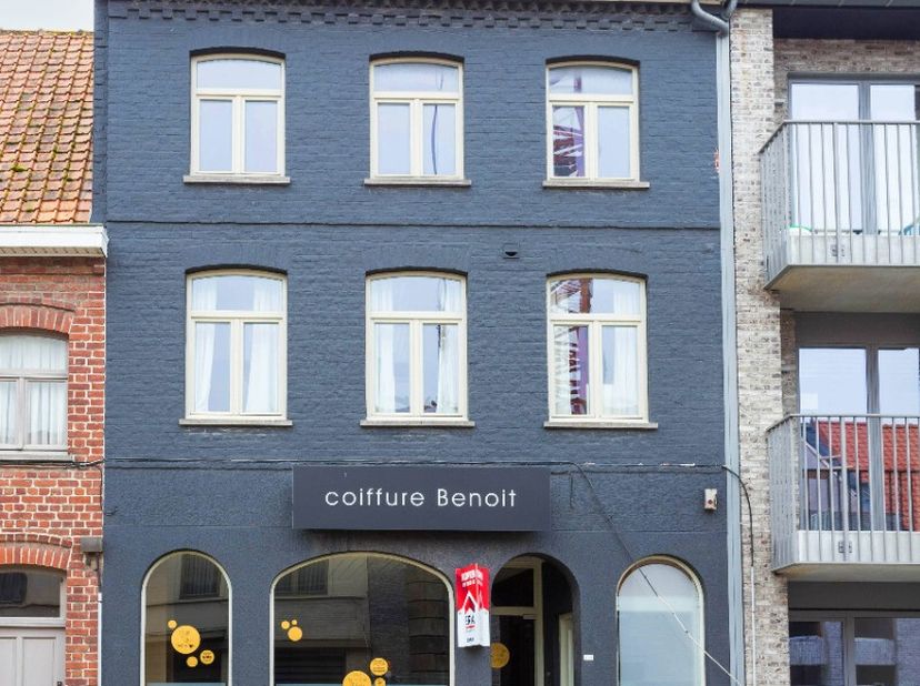 De eerste verdieping: Aparte inkomhal met toilet, woonkamer met open keuken De tweede verdieping: 3 slaapkamers en badkamer voorzien van een ligbad, t