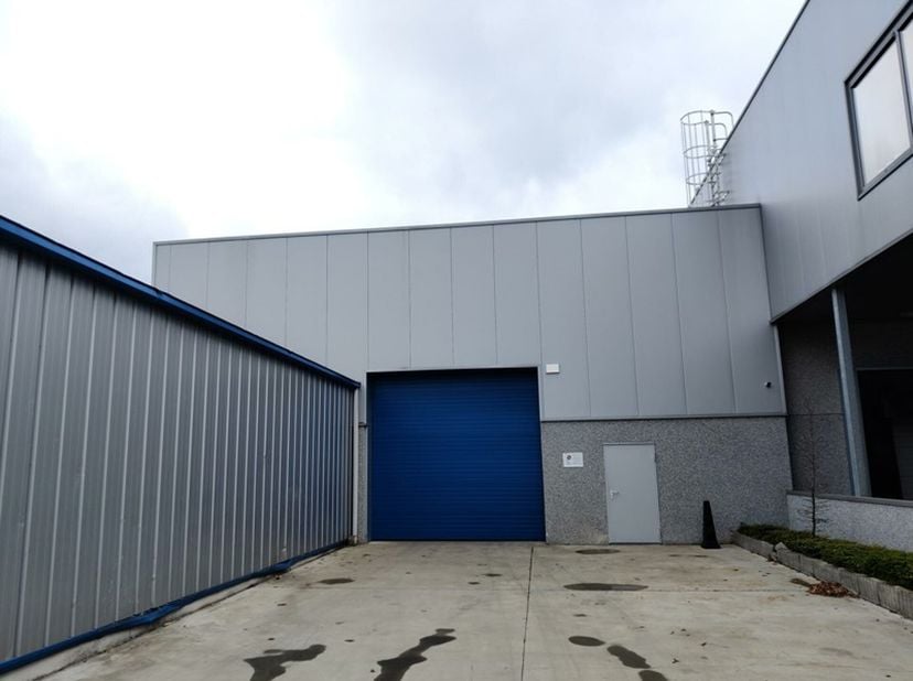 Bedrijfsgebouw voor opslag of productiedoeleinden (414m2) te huur in Balen. Dit bedrijfsgebouw is gelegen in de industriezone Berkenbossen en is makke