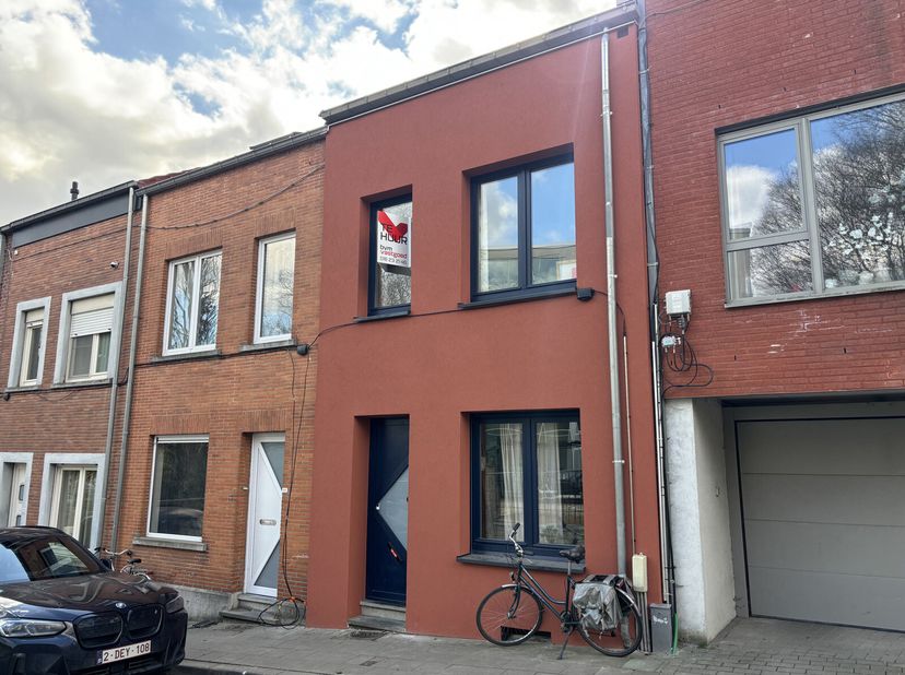 Achter deze mooie rode gevel schuilt een gezellig rijwoning met ruime leefruimte, achteraan leefkeuken, veranda met aansluiting wasmachine, apart toil
