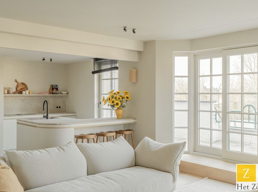 Welkom in Residentie Eastgreen, een exclusieve woonbeleving aan de Bronlaan 115 te Knokke-Heist. Dit prachtige appartement op de tweede verdieping is