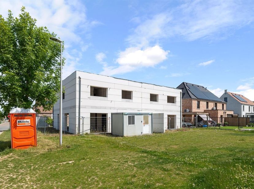 Ligging &lt;br /&gt;
In Alken vinden we langs de Koolmeeslaan deze ruwbouwwoning terug. Het centrum van Alken bevindt zich op slechts enkele minuten waardoo