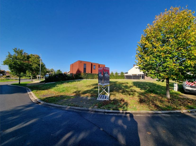 Zeer mooi perceel bouwgrond geschikt voor OPEN bebouwing.&lt;br /&gt;
&lt;br /&gt;
Rustig doch centraal gelegen te Schulen, vlakbij het Schulensmeer en op enkele