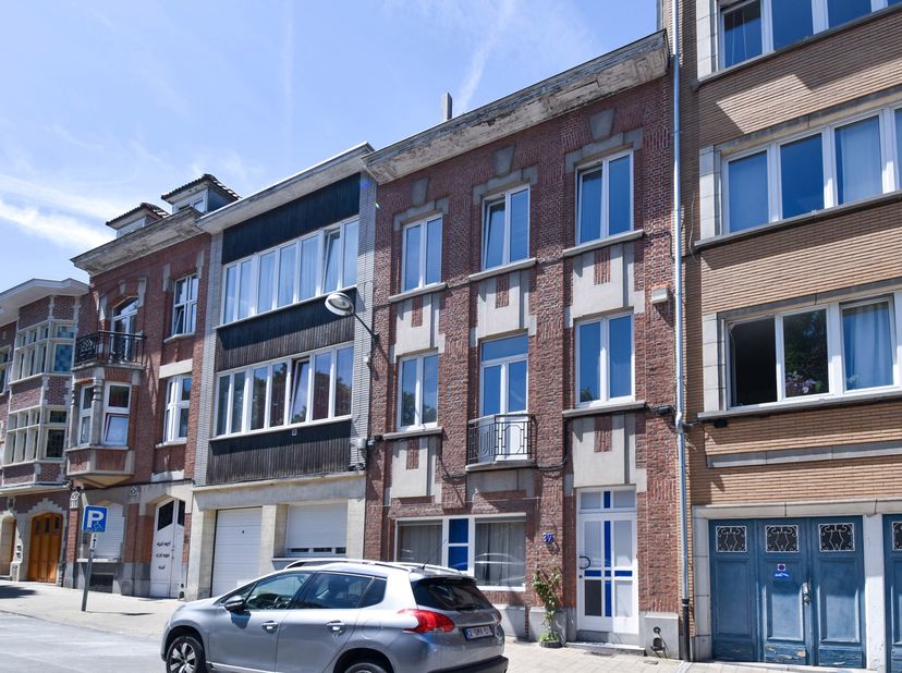 TRIOR JETTE vous propose cette maison unifamiliale offrant une superficie de 323 m² habitables, 6 chambres et un jardin. Elle se compose de 4 niveaux