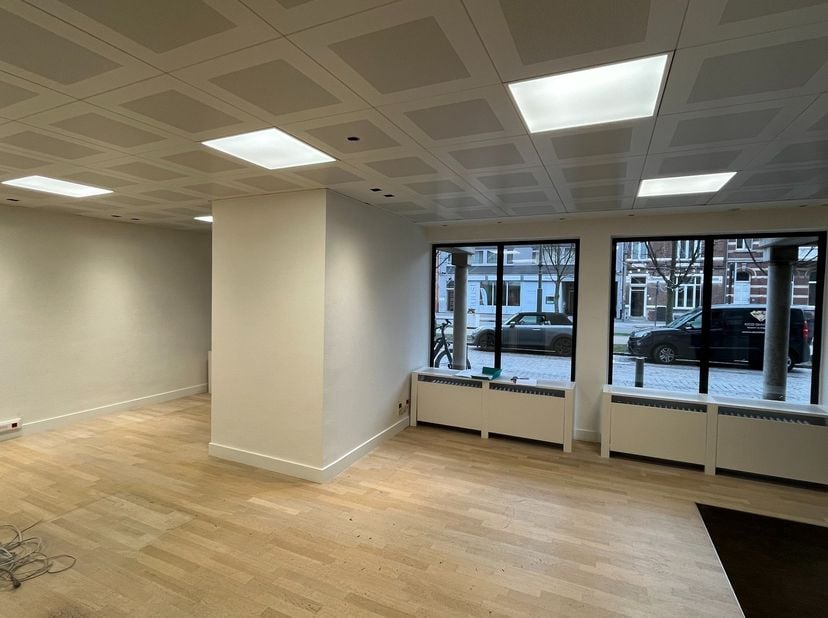 Deze split-level kantoor/retailruimte met grote visibiliteit is gelegen aan de Martelarenlaan aan de binnenzijde van de kleine ring tussen de 2 groots
