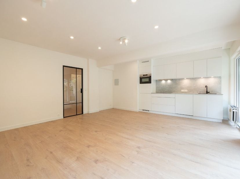 [[ DIT PAND NEEMT DEEL AAN DE ERA OPEN HUIZEN DAG OP 14/6 VAN 11:00 TOT 12:00 ]] Knap gerenoveerd appartement met 2 slaapkamers en terras, gelegen in