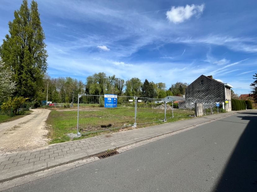 TE KOOP: grond voor 3 woningen of residentiële woning&lt;br /&gt;
&lt;br /&gt;
Super gelegen BOUWGROND met een oppervlakte van 1327 m² (breedte 31 meter - diepte