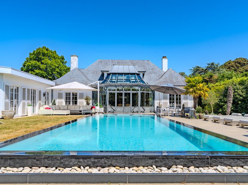 Cette belle villa à vendre est située le long de la célèbre Spalaan, au cur de Mariakerke, sur un terrain de 1 296 m²! &lt;br /&gt;
Ici, vous pouvez profite