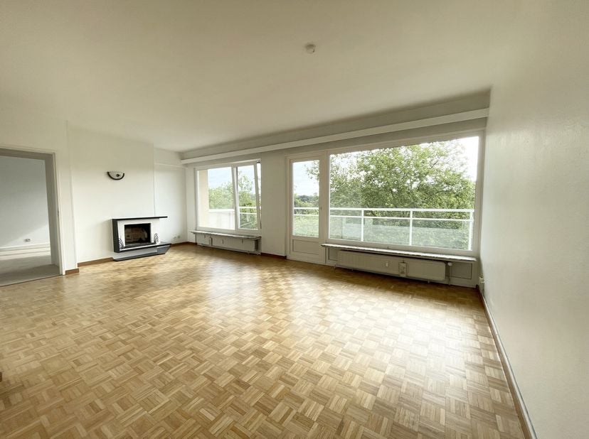 WATERMAEL-BOITSFORT, idéalement situé à deux pas de Herrmann-Debroux et à la limite d&#039;Auderghem, lumineux APPARTEMENT (3Ch/1Sdb) de ± 102 m² entièreme