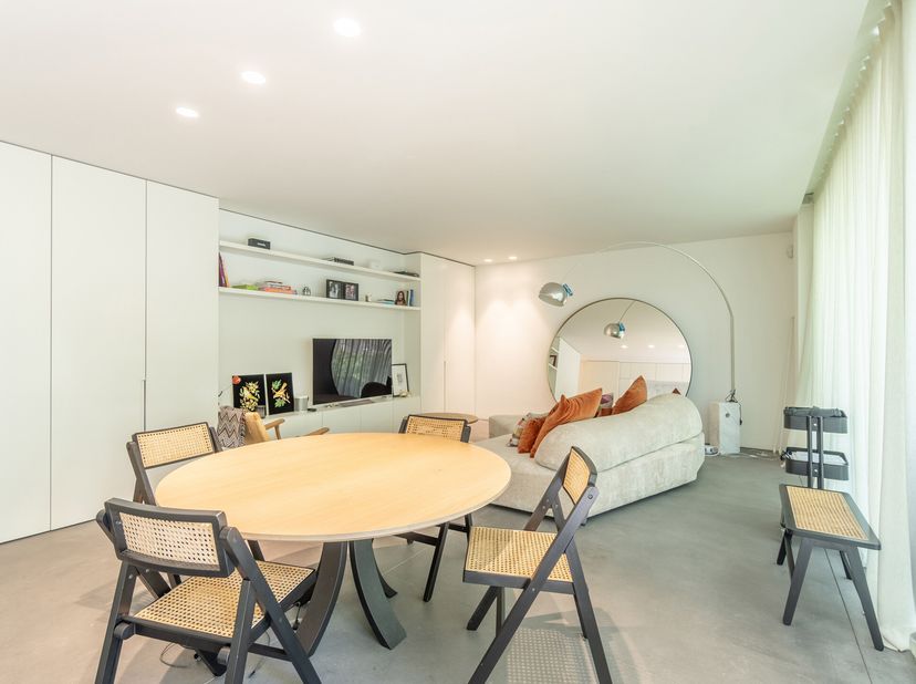 Cette superbe arrière maison de 90m² est situé dans un bâtiment complètement rénové en 2018 ! Situé à deux pas de la place du Châtelain et non loin de