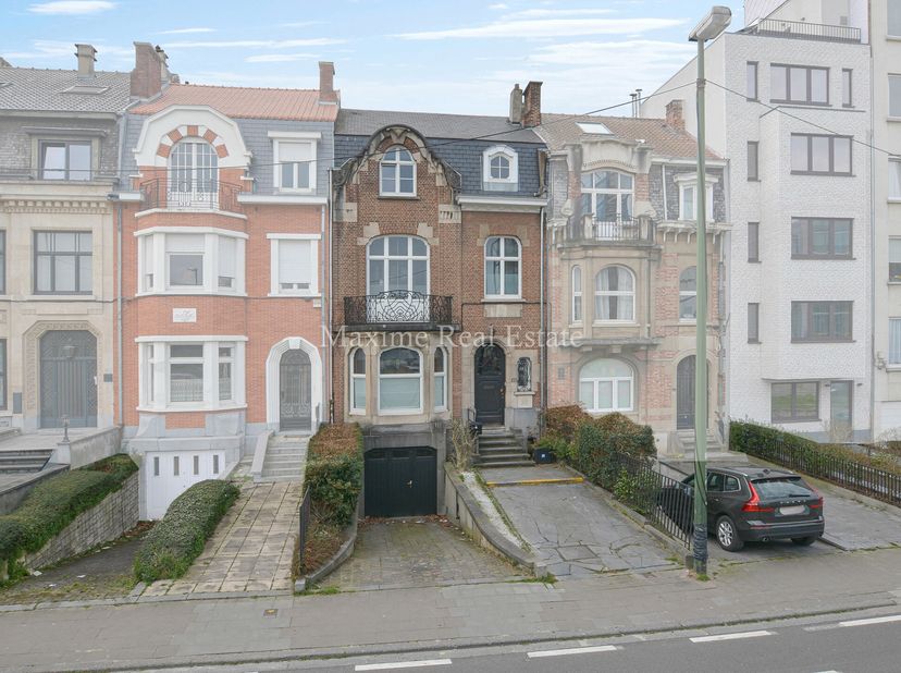 SCHAERBEEK face à la RTBF, à proximité de toutes les facilités, spacieuse MAISON DE MAITRE (6CH/bur/6sdb) avec garage et jardin, parfaitement rénovée