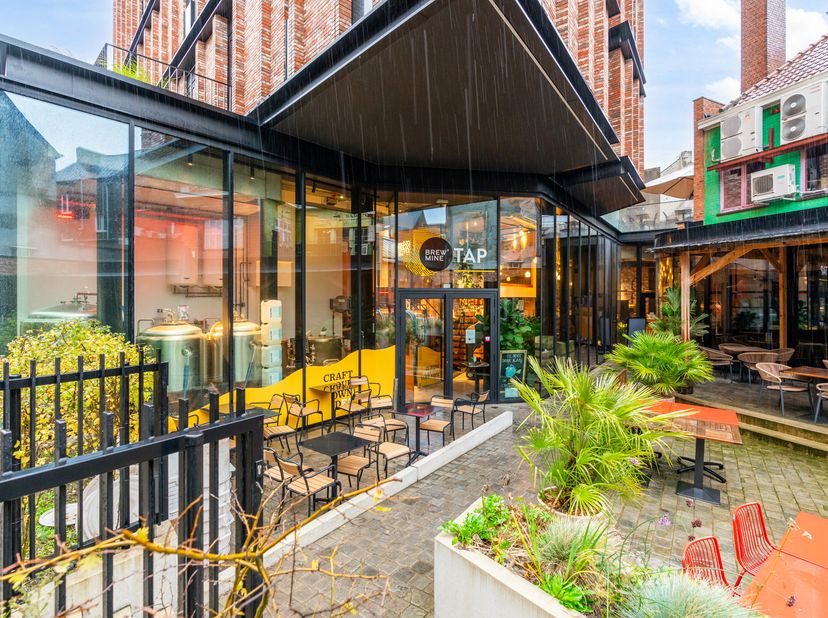 TE HUUR: Handelspand met terras in het hart van Hasselt&lt;br /&gt;
Tussen de levendige Raamstraat en de populaire Zuivelmarkt, één van de drukste en gezell