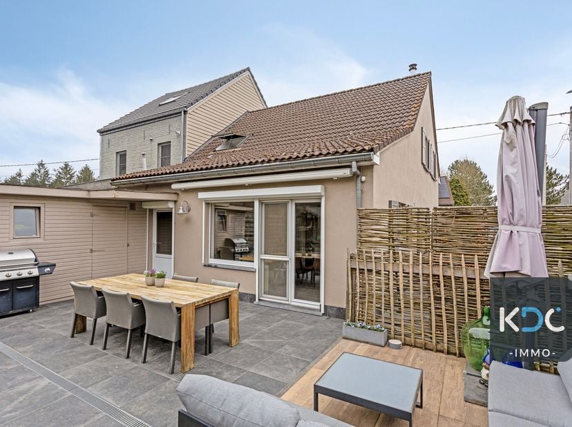 Maison 3-façades en parfait état avec 3 chambres, située sur un terrain de 4a87ca à Sint-Agatha-Rode (Huldenberg).&lt;br /&gt;
Rez-de-chaussée :  hall d&#039;ent
