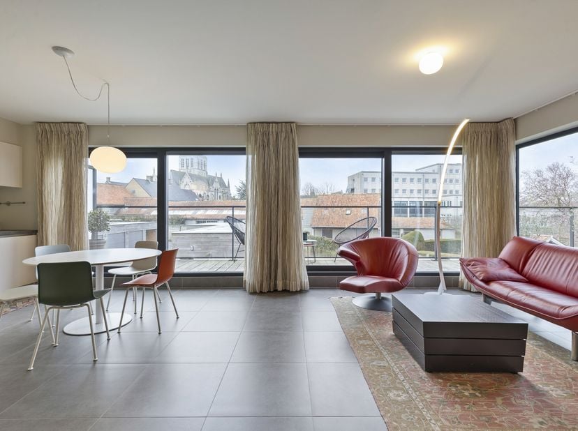 Ontdek dit prachtige appartement (bouwjaar 2016) te koop met twee slaapkamers, gelegen in een rustige straat, op wandelafstand van het centrum en de G