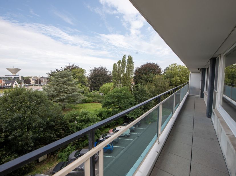 Energiezuinig, gerenoveerd appartement met groot terras, kelder (nr.51) en autostaanplaats P69. Lift aanwezig in gebouw. Het appartement bestaat uit e
