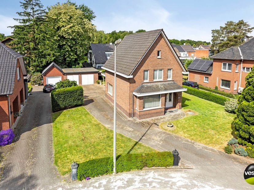 In een rustige buurt, op het einde van een doodlopende straat ligt deze charmante open bebouwing op een knap perceel van 6a 57ca. Met een bewoonbare o