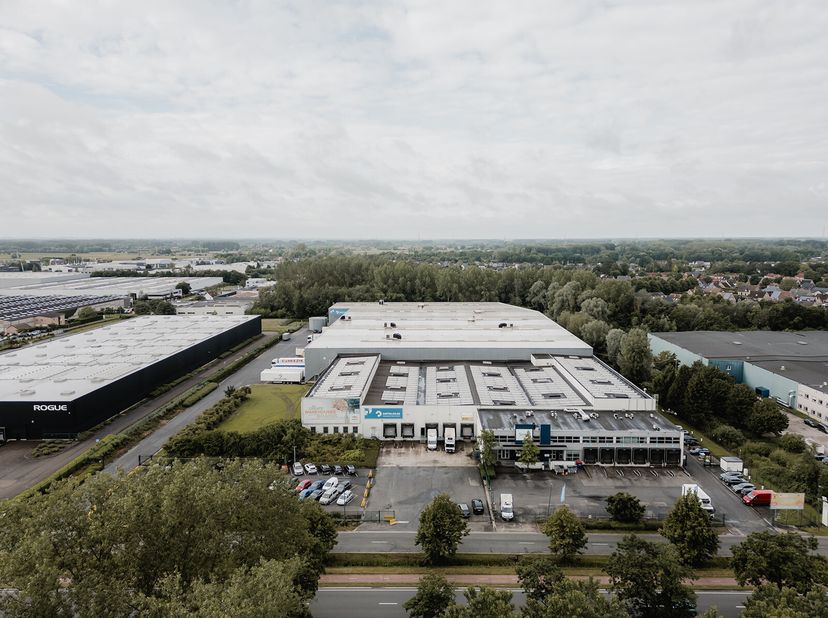 Ces bâtiments logistiques spacieux à louer sont situés à un endroit parfaitement visible au Rijksweg 19 à Bornem. Les vastes entrepôts avec bureaux se