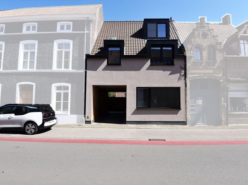 Recent appartement (66 m²) op het gelijkvloers met inkom, lichtrijke leefruimte met open keuken. De keuken is voorzien van inductie kookplaat, dampkap