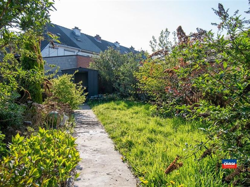 SCHELLE | TE MODERNISEREN RIJWONING MET TWEE SLAAPKAMERS, ZOLDER EN TUIN OP EEN TOTALE GRONDOPPERVLAKTE VAN 169 m² | EPC C |&lt;br /&gt;
Indeling als volgt: