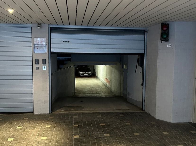 Mooie staanplaats gelegen op niveau -3&lt;br /&gt;
Breedte: 2m40&lt;br /&gt;
Lengte: 5m20&lt;br /&gt;
Hoogte: 2m&lt;br /&gt;
Geen autolift aanwezig in het gebouw
