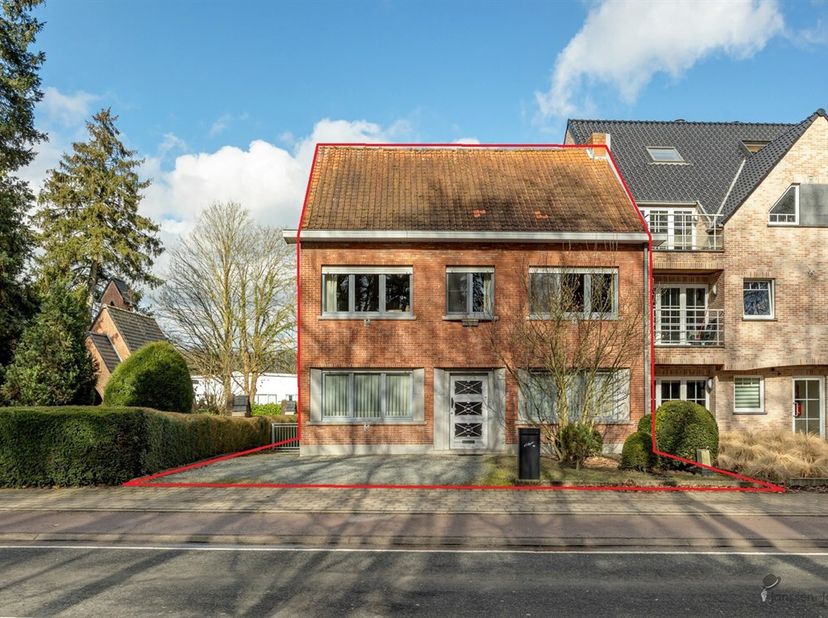 Cette unique bâtisse mitoyenne offre une excellente opportunité de rénovation et/ou de transformation. Avec 4 chambres, une spacieuse salle de hobby e
