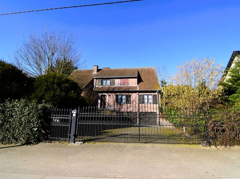 Face au manège de Zellik: Spacieuse villa offrant 270m² (7 chambres!), un double garage, une cave intégrale (+/-130m²) sur un terrain de 30 ares. Cons
