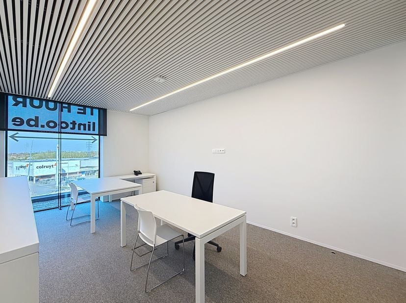 Bureau récemment construit d&#039;environ 25 m² à louer à Menin. Le bureau est situé à proximité de différentes routes d&#039;accès, de l&#039;autoroute et du centre