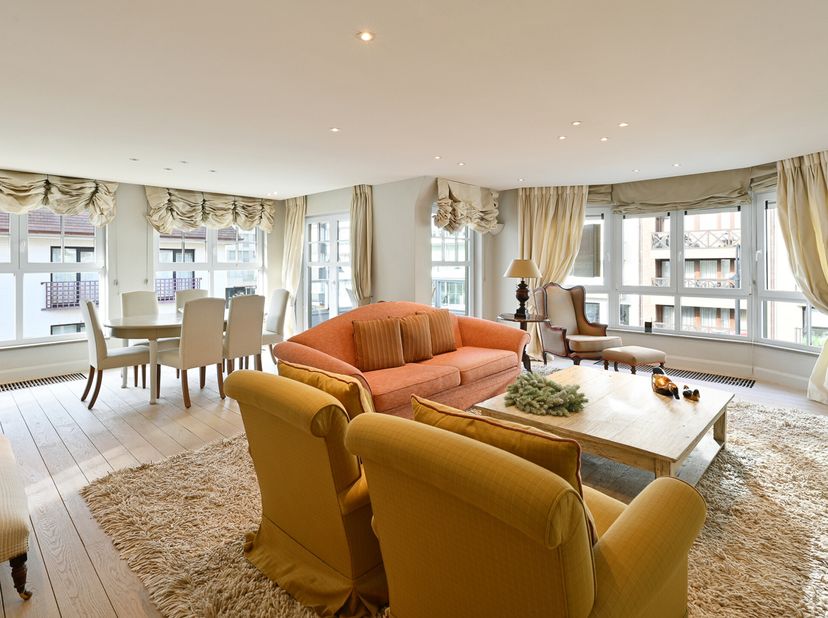 Ruim gemeubeld appartement met 3 slaapkamers en optioneel dubbele garagebox hartje Zoute.&lt;br /&gt;
Inkom met vestiaire en gastentoilet, ruime zonnige woo