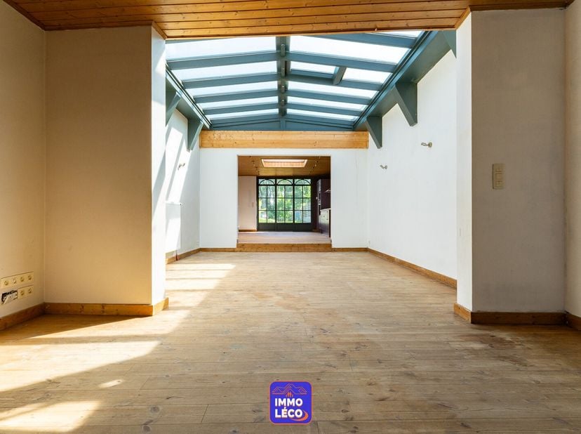 Au rez-de-chaussée : Hall d&#039;entrée, WC, coin vestiaire, bureau en façade, cellier. A l&#039;arrière, vaste et lumineux séjour (salon, salle à manger), gran