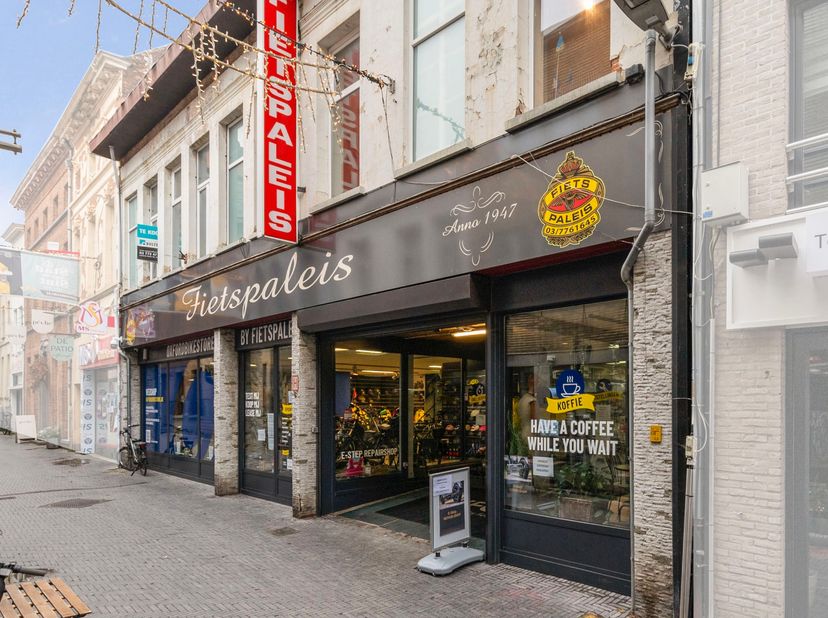 Het iconisch gebouw van het Fietspaleis staat te koop!! Wie interesse heeft kan ook de goed draaiende Oxford Bike Store overnemen. Het uniek handelspa