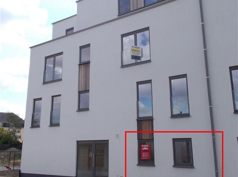 Rustig gelegen nieuwbouwappartement met inkom, living met open ingerichte keuken, ruime berging, ingerichte badkamer met inloopdouche, afzonderlijk to