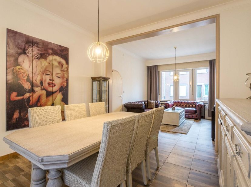 Heule: Instapklare woning met loods en tuin te koop in Heule op wandelafstand van centrum Kortrijk.Op zoek naar een woning met een ruime loods van 140