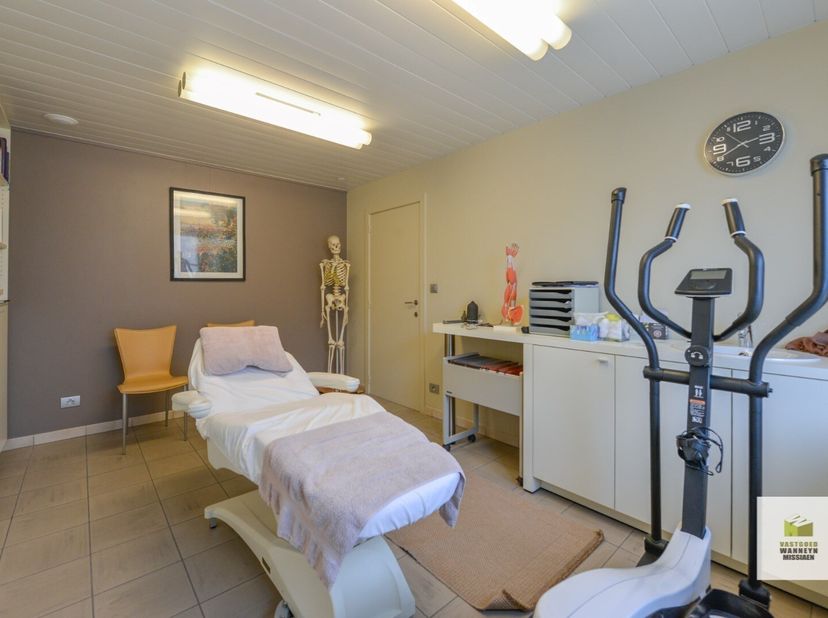 Gelegen in de Tramstraat, naast de Carrefour en op wandelafstand van de markt. Deze osteopathie- en kinesiepraktijk biedt al wat nodig is: een aparte