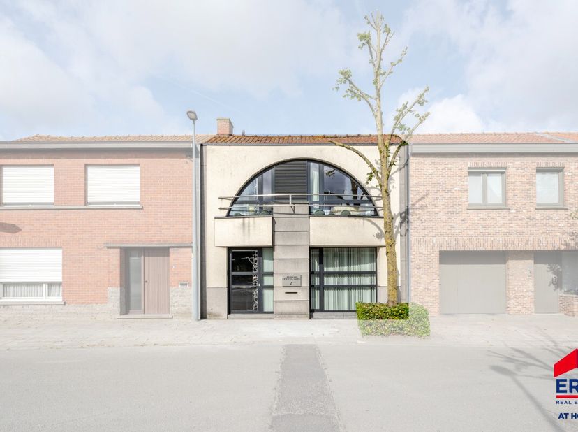Ancienne maison darchitecte au design soigné, construite avec des matériaux durables et faciles dentretien. Cette propriété offre une luminosité excep