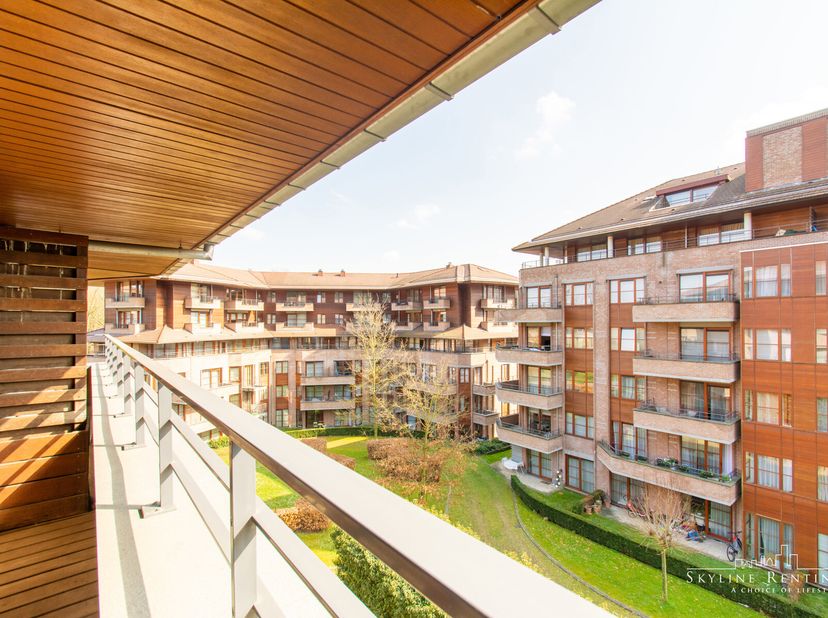QP H36.2 - Dicht bij het Woluwepark, in een rustige en groene omgeving, prachtig gemeubeld penthouse-appartement bestaande uit een inkomhal met gasten
