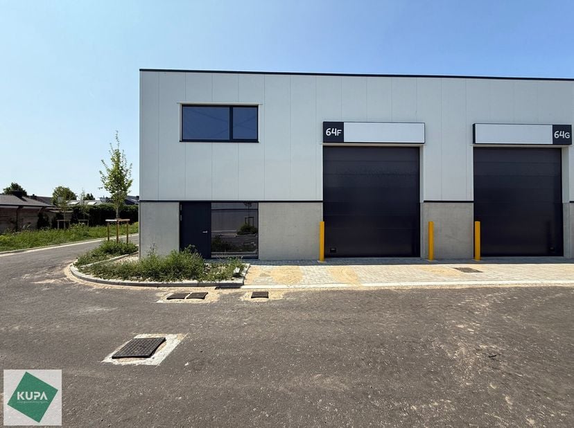 In de Vijverwegel te Melle bieden we een magazijn van 216m² te huur aan, inclusief twee private parkeerplaatsen. Deze locatie is bijzonder strategisch