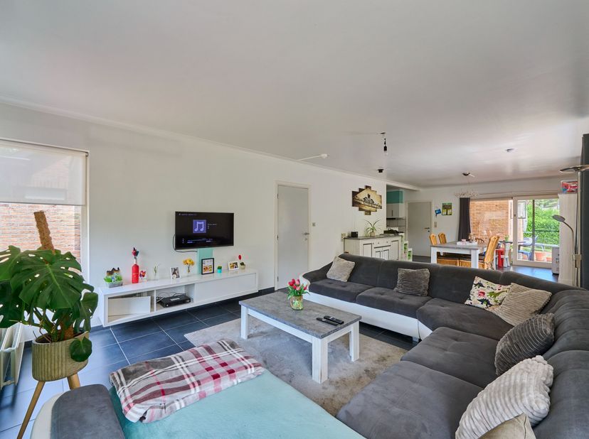 Deze halfopen woning met 3 slaapkamers en een garage is gelegen in een rustige straat. Ook op wandelafstand van de basisschool, dichtbij de bushalte e