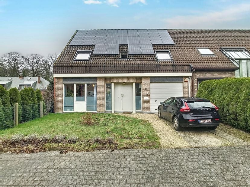 Vous recherchez une maison confortable avec jardin et garage intérieur? Cette maison est très économe en énergie et équipée de panneaux solaires (8,8